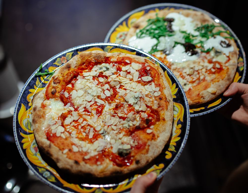 Frische Pizzen auf sizilianischer Keramik